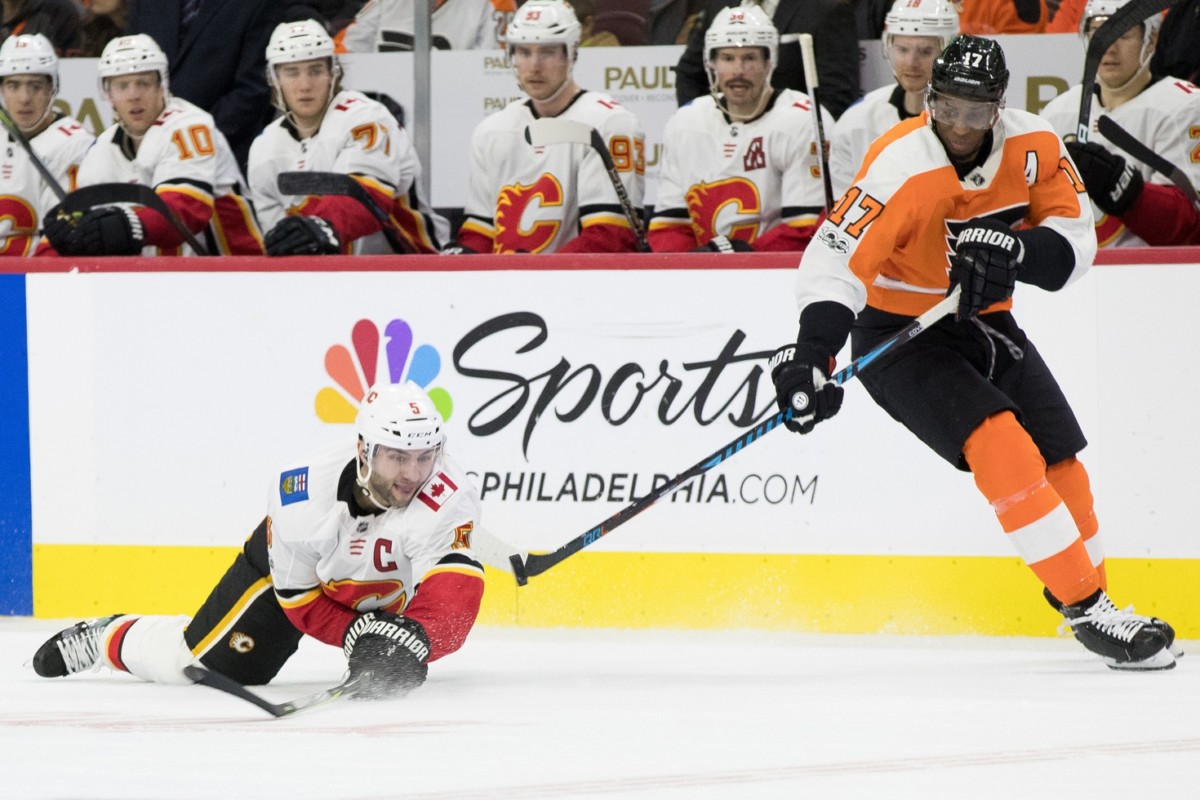The Philadelphia Flyers and Calgary Flames had discussed a potential trade involving Wayne Simmonds and Dougie Hamilton.