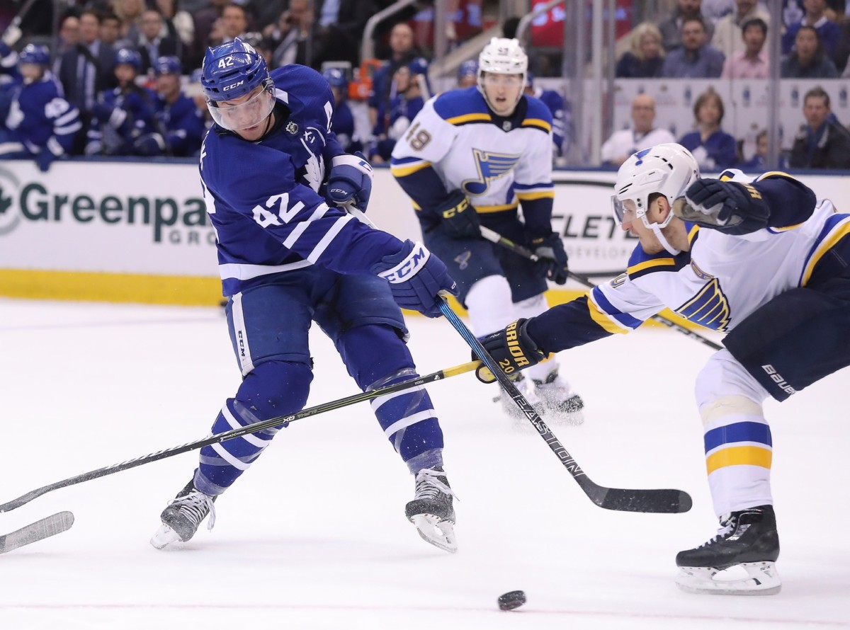 Tyler Bozak signs with the St. Louis Blues