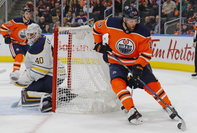 Patrick Maroon and Robin Lehner are two of the top NHL free agents that remain unsigned.