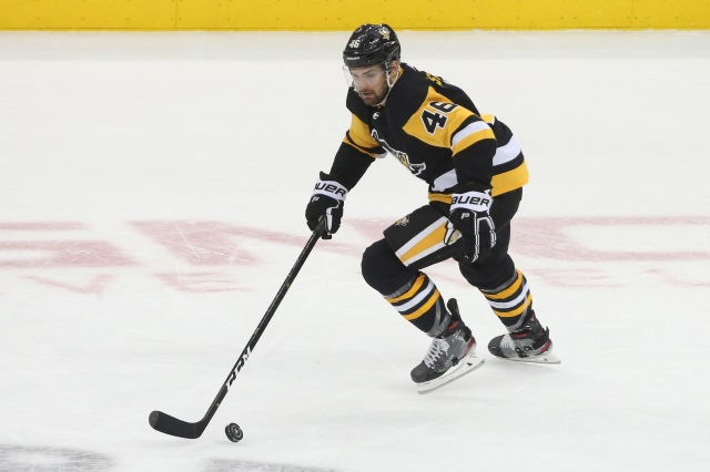 The Pittsburgh Penguins re-signed Zach Aston-Reese.