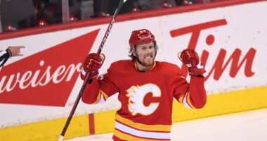 The Calgary Flames re-sign Brett Ritchie and Adam Ruzicka. The New York Islanders re-sign Parker Wotherspoon, sign Nikita Soshnikov.